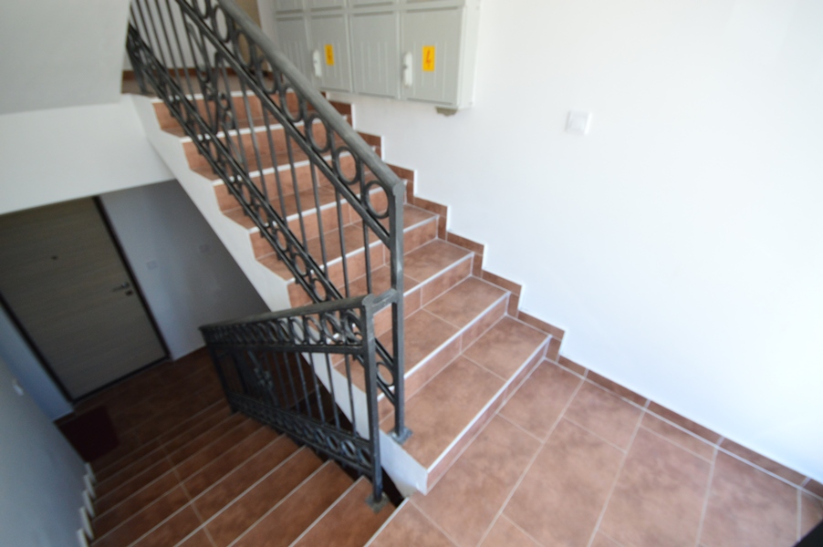 rn2373-apartment-in-quiet-complex-staircase