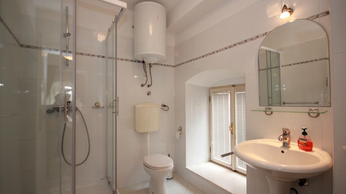 rn-2375-charming-stone-villa-bathroom-2