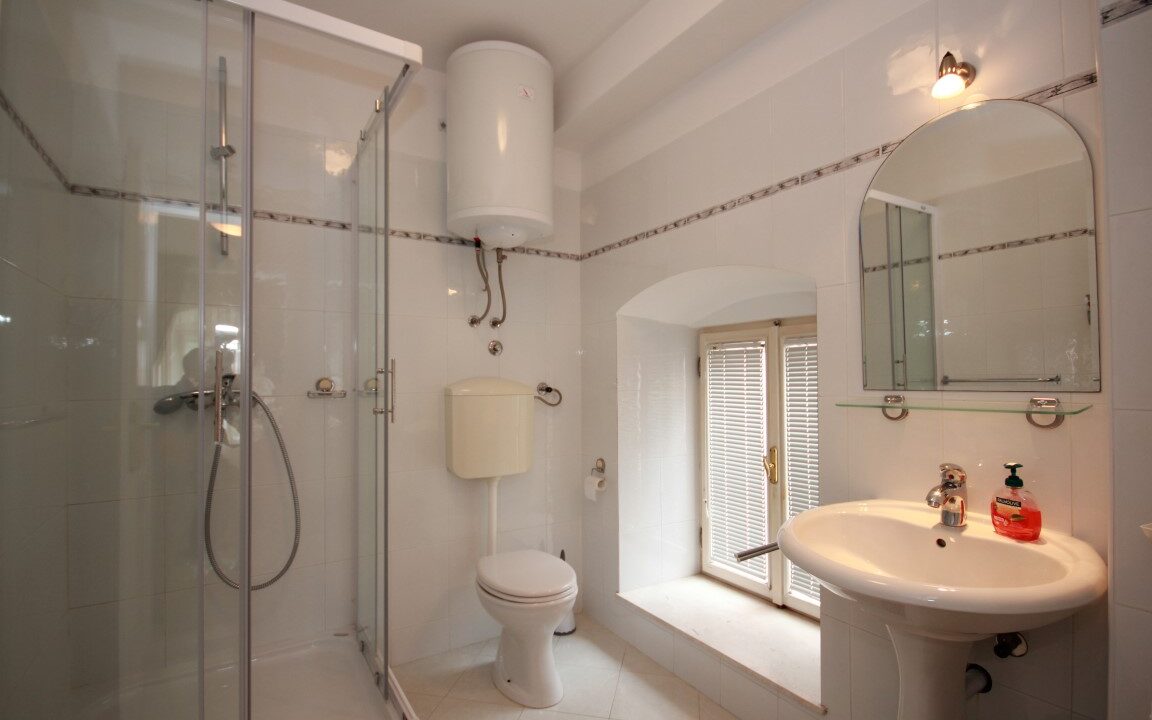 rn-2375-charming-stone-villa-bathroom-2