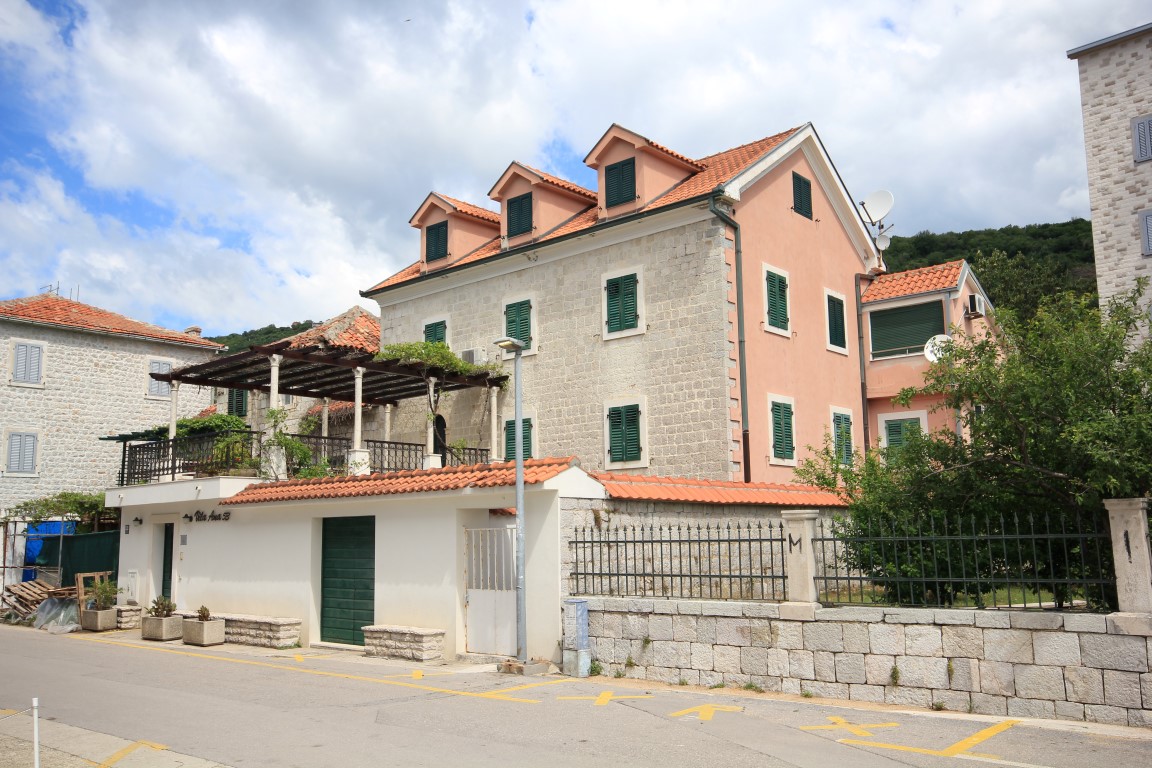 Charming stone villa with lot of space near Herceg Novi