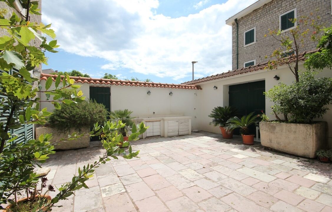 rn-2375-charming-stone-villa-teracce-1