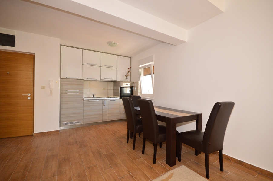 rn2376-compact-modern-apartment-kitchen