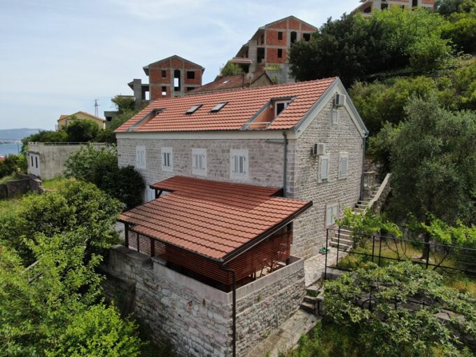 rn2377-beautiful-natural-stone-villa