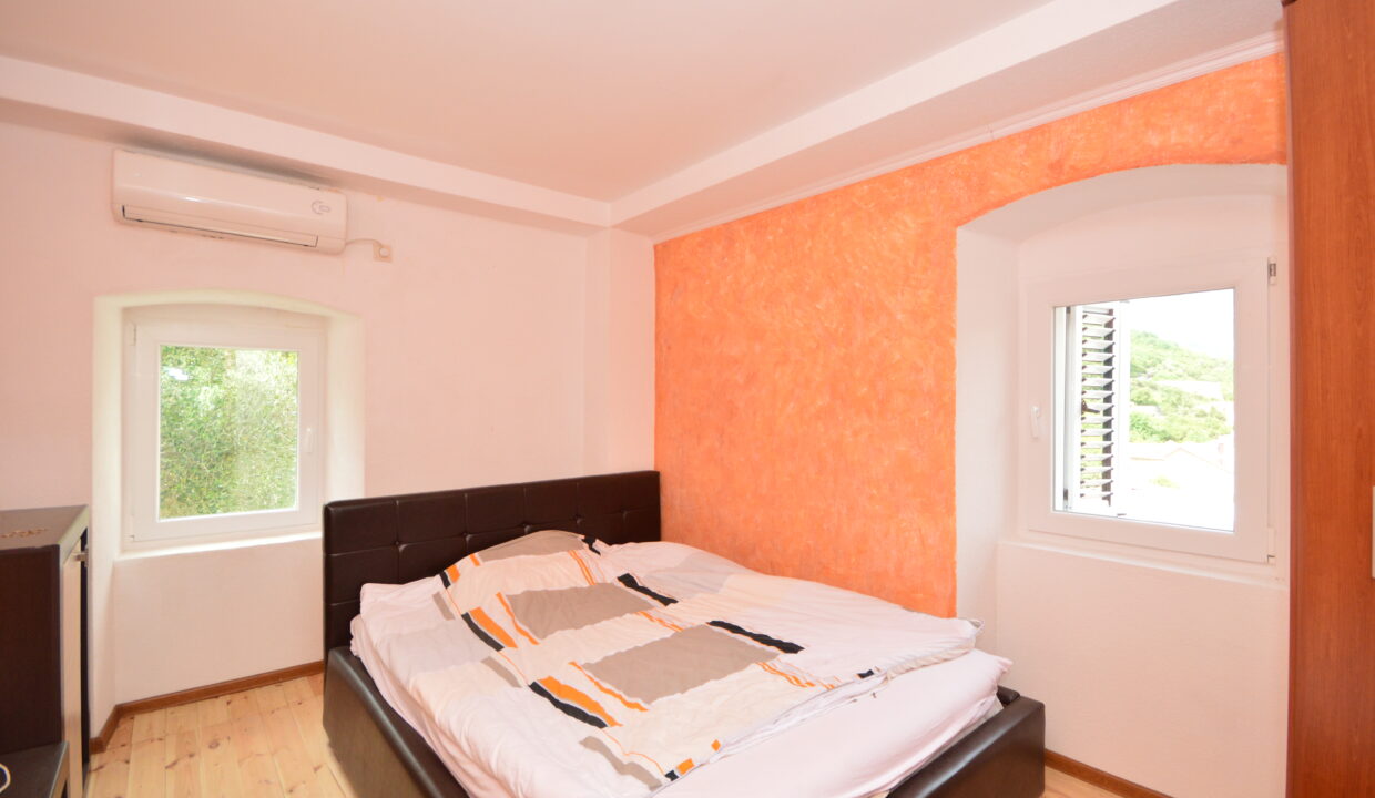 rn2377-beautiful-natural-stone-villa-bedroom-1