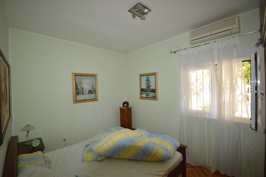 rn2378-comfortable-centrally-situated-apartment-bedroom-2