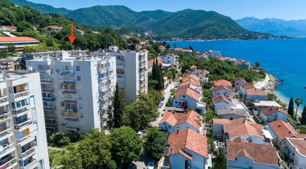 rn2379-modern-completely-renovated-apartment-above