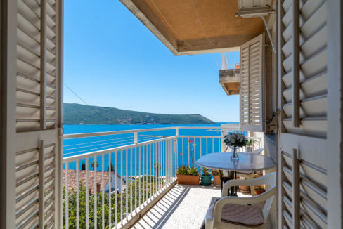 rn2379-modern-completely-renovated-apartment-balcony