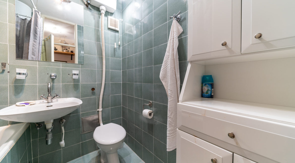rn2379-modern-completely-renovated-apartment-bathroom-1