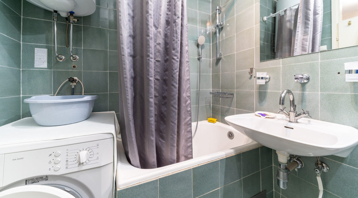 rn2379-modern-completely-renovated-apartment-bathroom-2