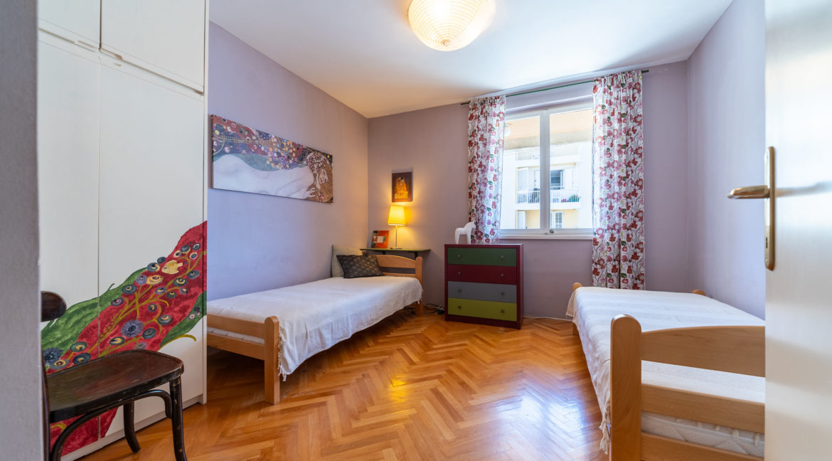 rn2379-modern-completely-renovated-apartment-bedroom-1