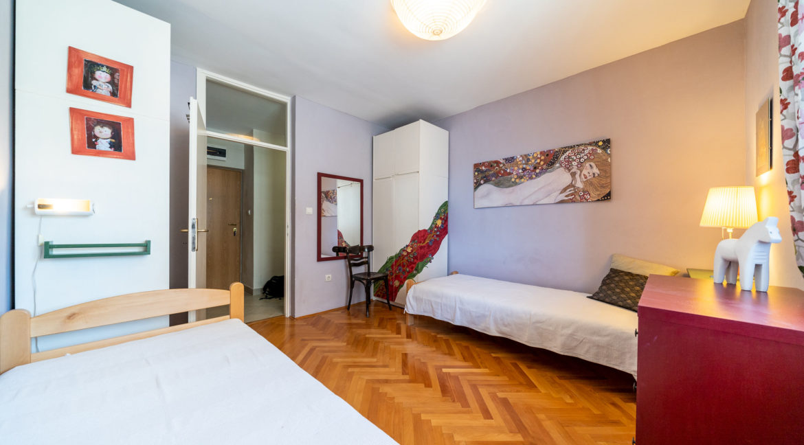 rn2379-modern-completely-renovated-apartment-bedroom-2
