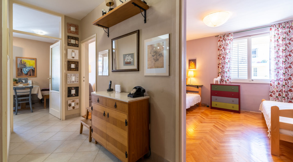 rn2379-modern-completely-renovated-apartment-hallway