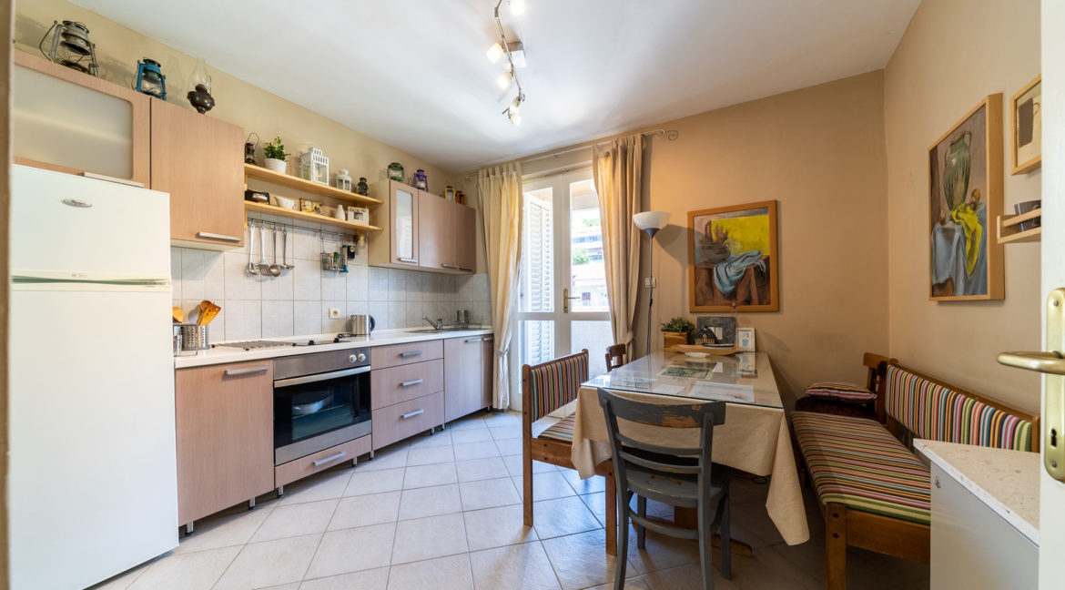 rn2379-modern-completely-renovated-apartment-kitchen