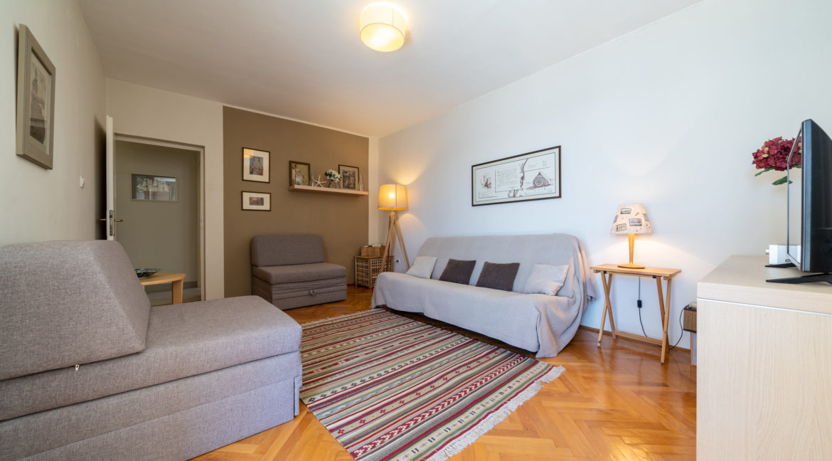 rn2379-modern-completely-renovated-apartment-living-room-2