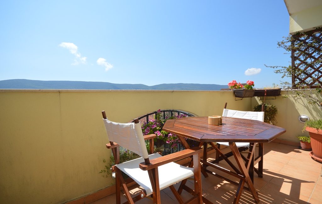 rn2381-beautiful-apartment-balcony-2