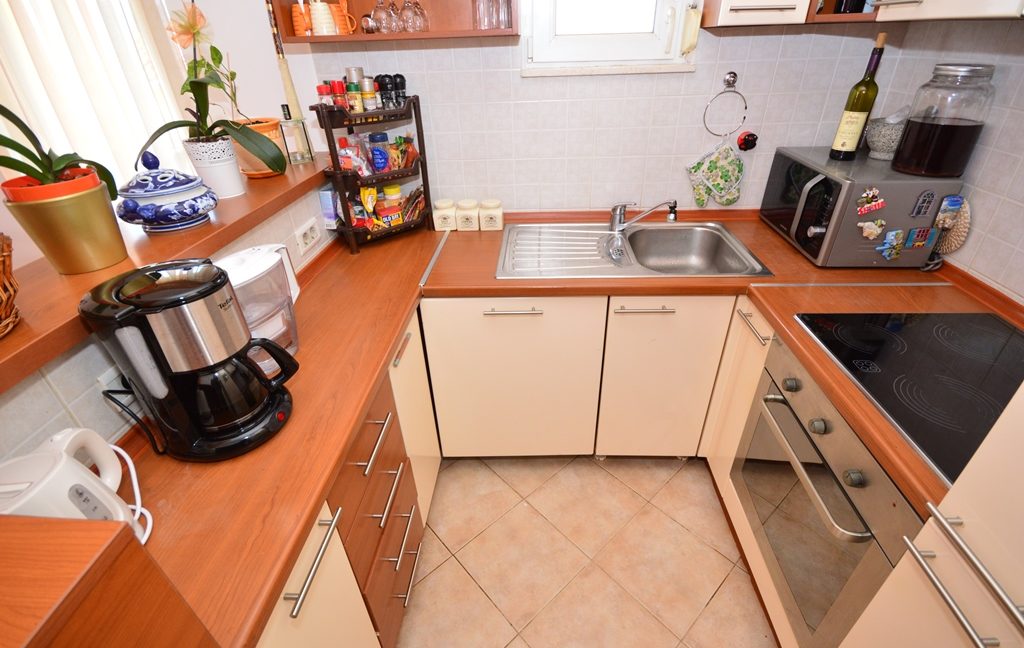 rn2381-beautiful-apartment-kitchen