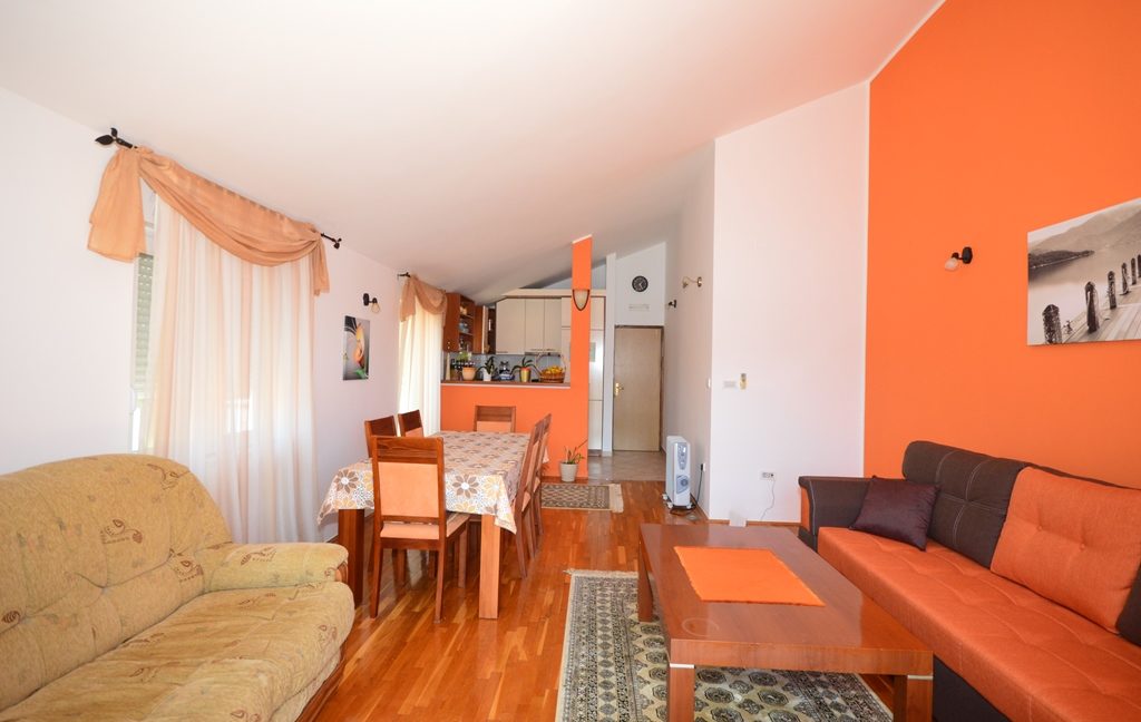 rn2381-beautiful-apartment-living-room-5