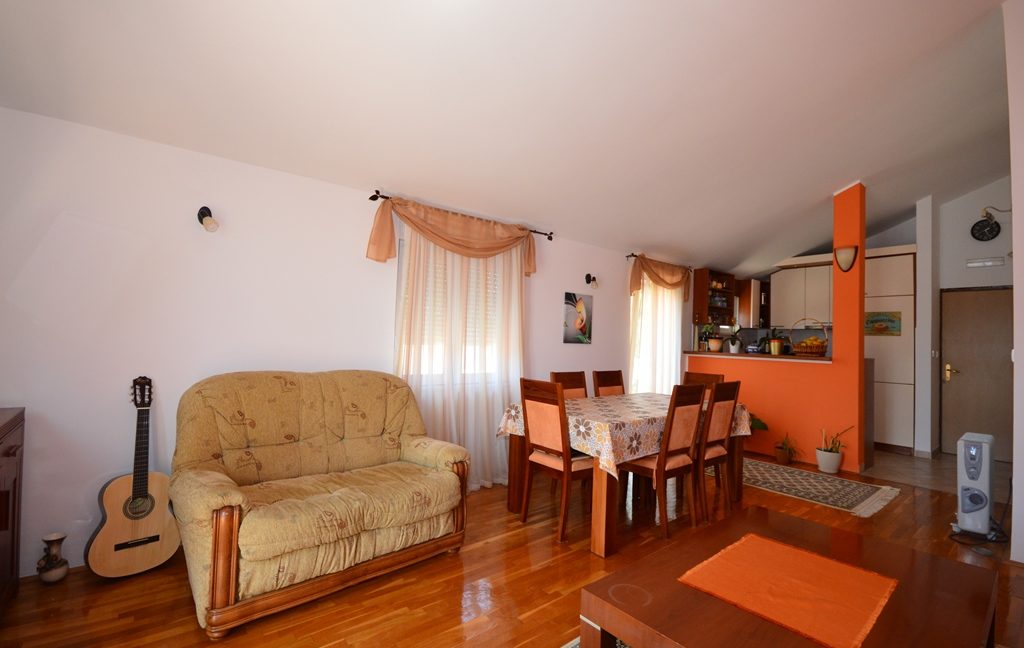 rn2381-beautiful-apartment-living-room-6