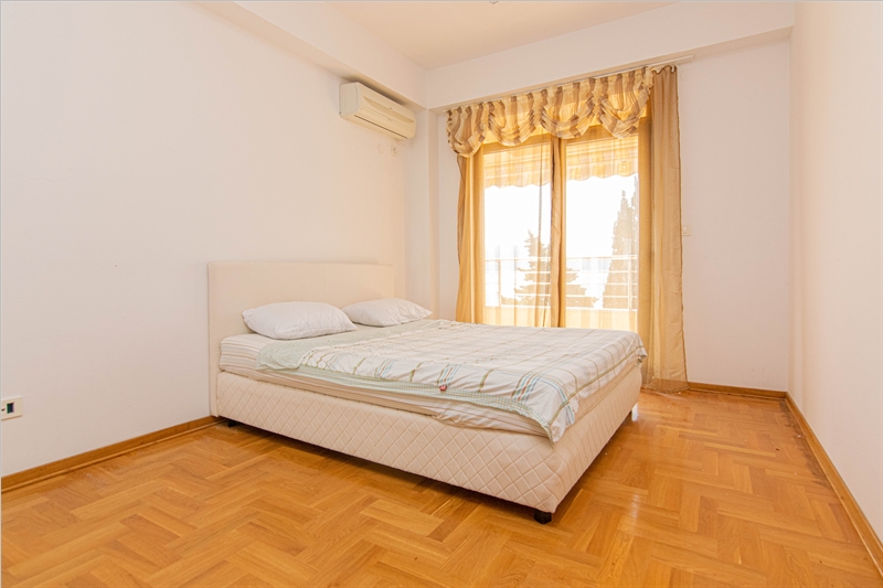 rn2385-centrally-situated-apartment-bedroom-1