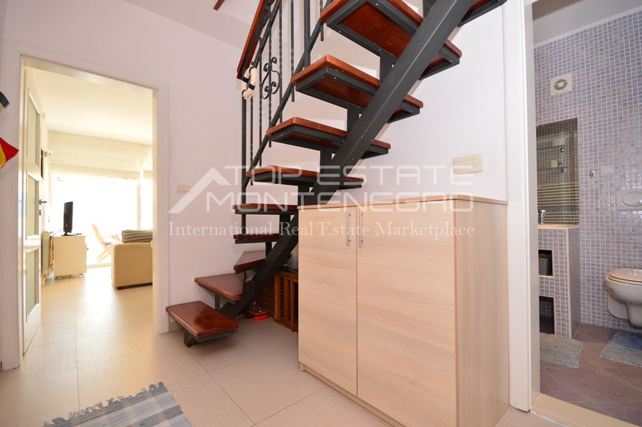 rn2386-duplex-apartment-staircase