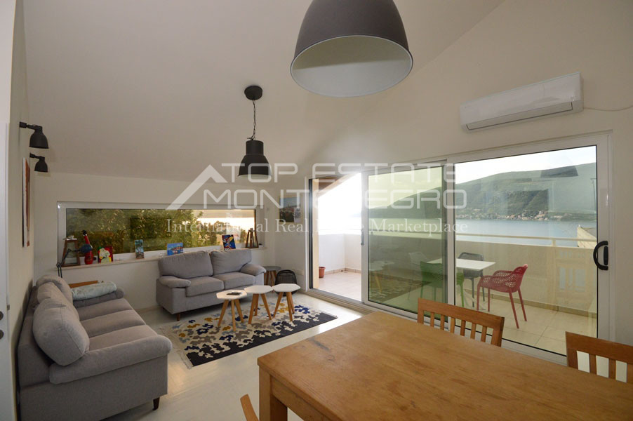 Bright flat with a view of the entrance to the boka bay