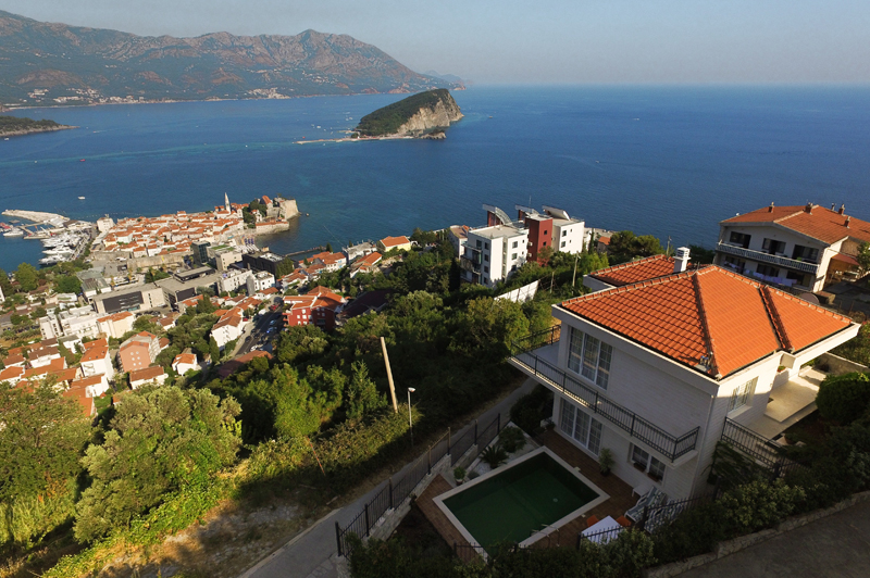 Attractive house with pool in Budva